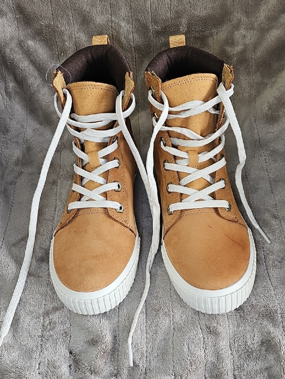 Timberland Skyla Wheat and Dark Brown Lace-Up High-Top Boots NEW with Damage